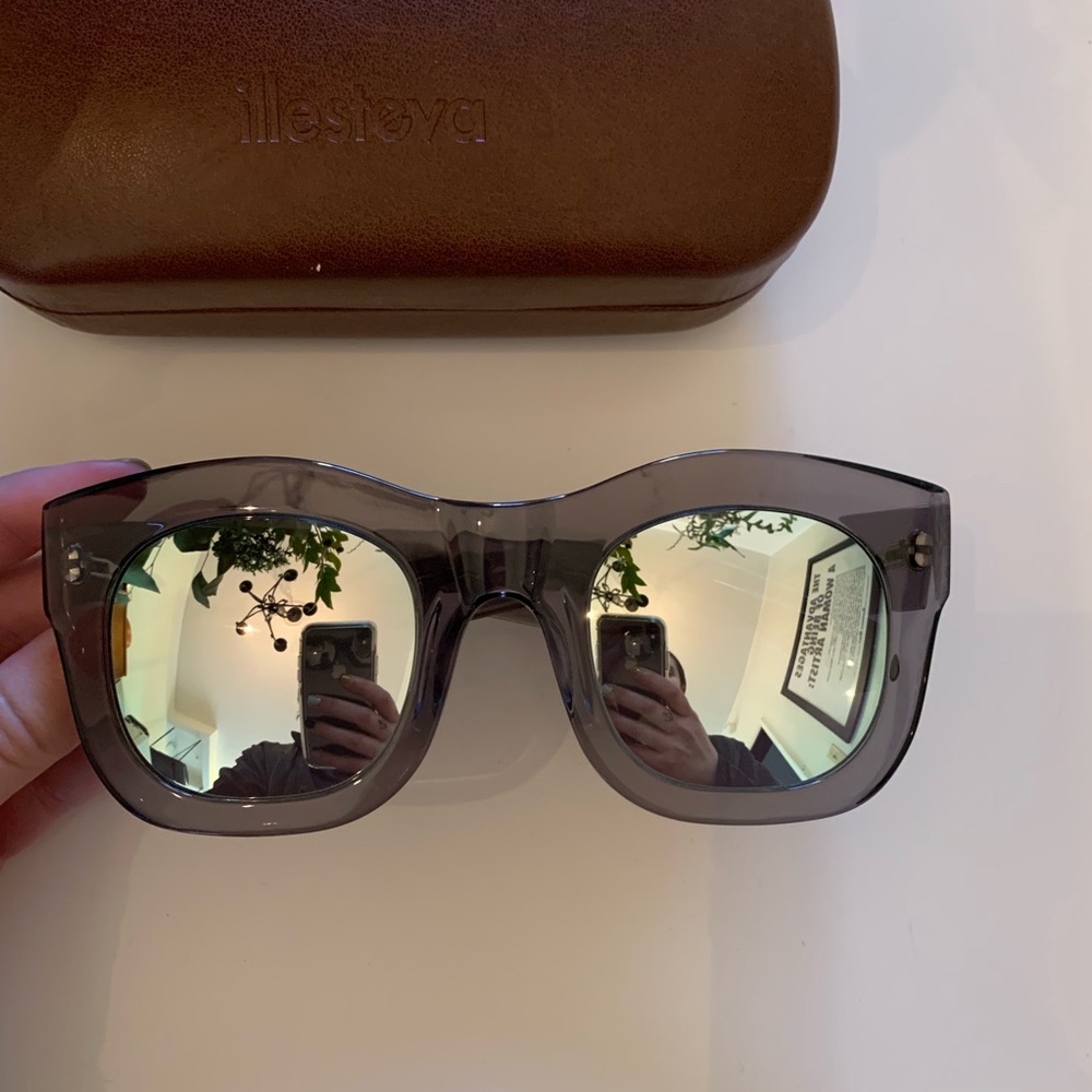 illesteva Hamilton Grey with Silver Mirror